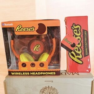 Reese's Peanut Butter Cup Wireless Headphone & Pouch Set, NWT